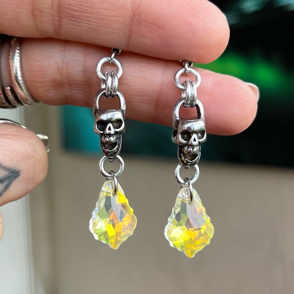 Stainless steel skull dangly earrings with iridescent yellow blue drop crystal - Picture 7 of 8